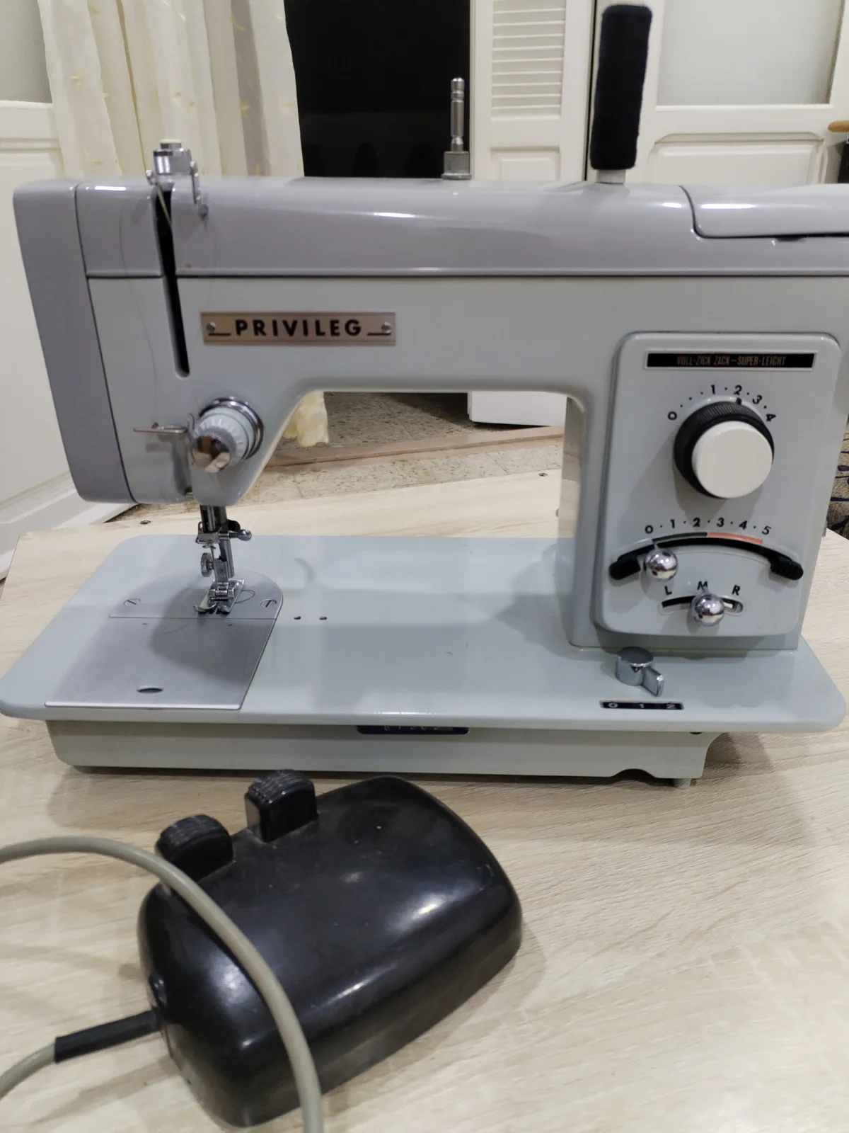 Machine à coudre privileg