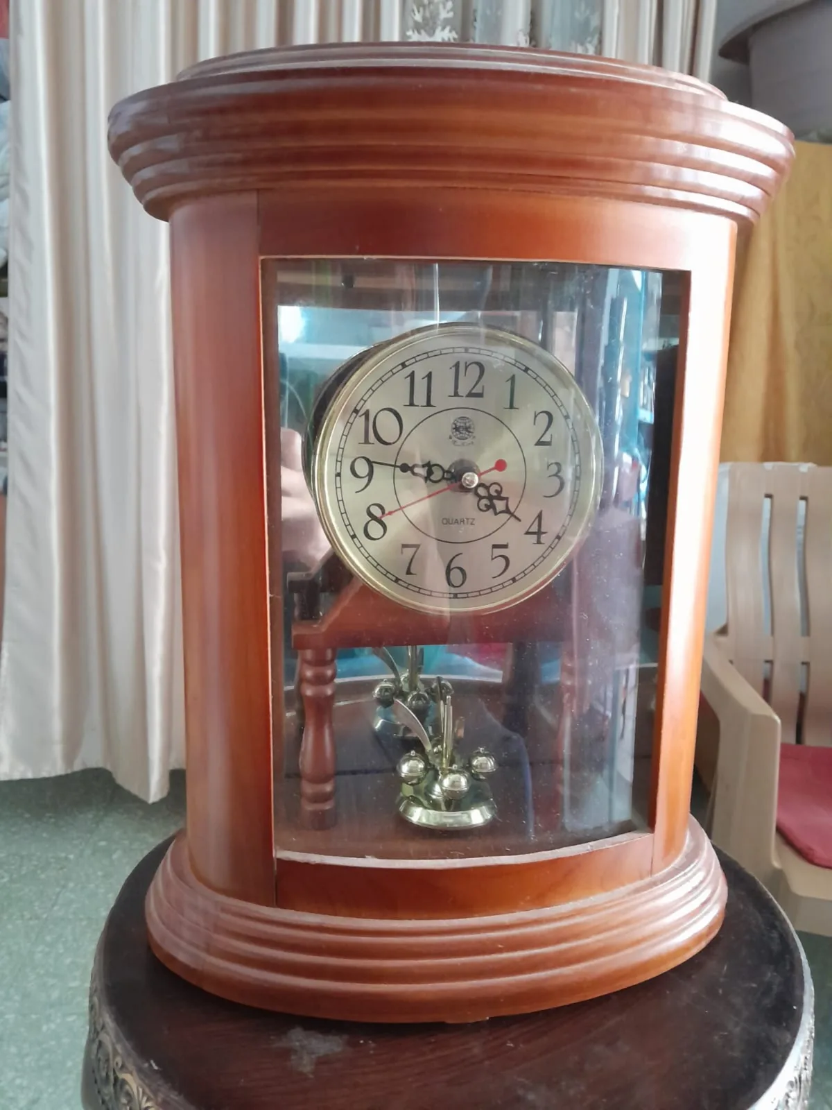horloge pendule de cheminée ou de table vintage en bois de style "The Bombay Company" avec mouvement à quartz