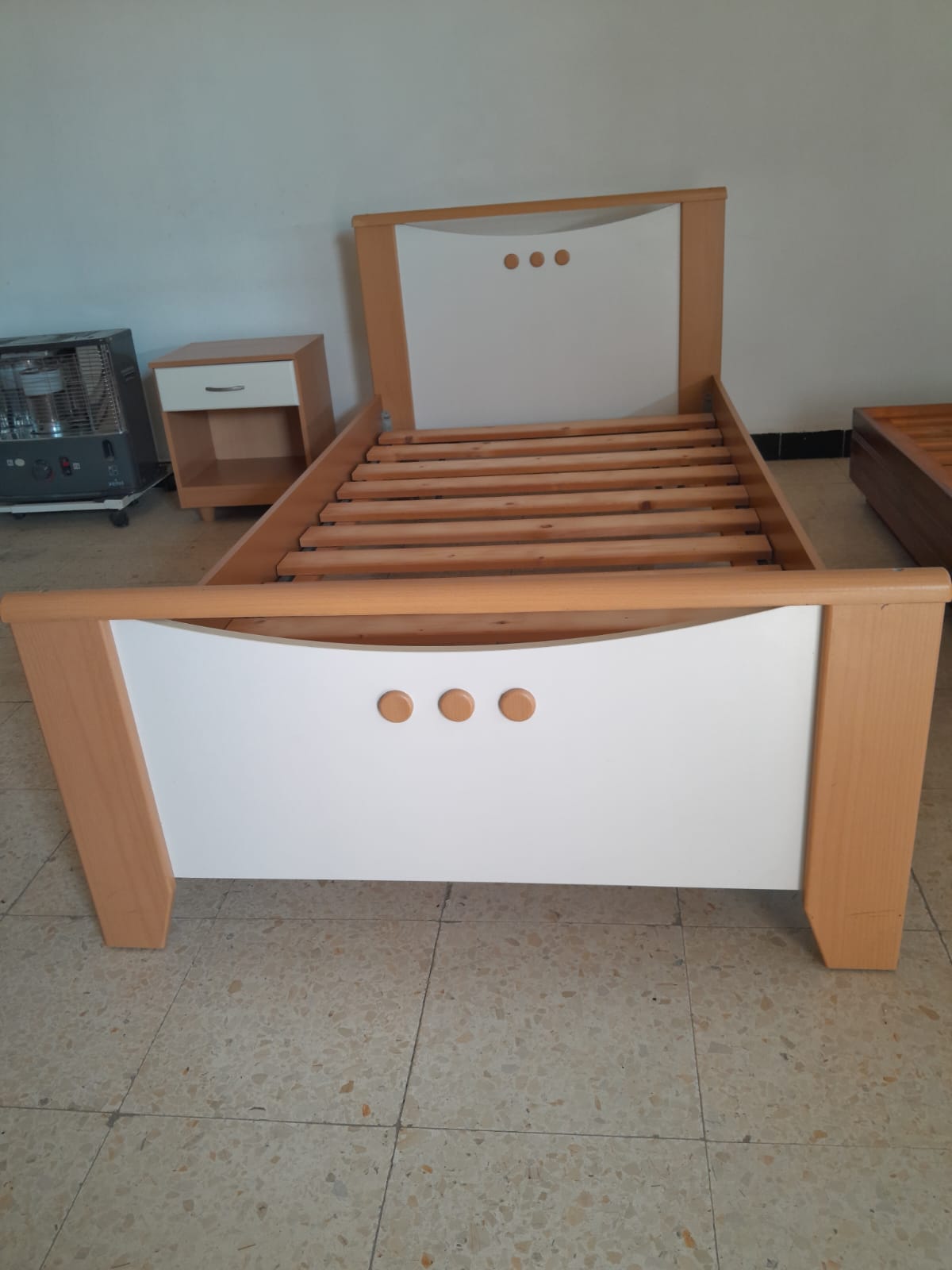 Lit 1 place + Table de chevet (Meublatex) + Matelas