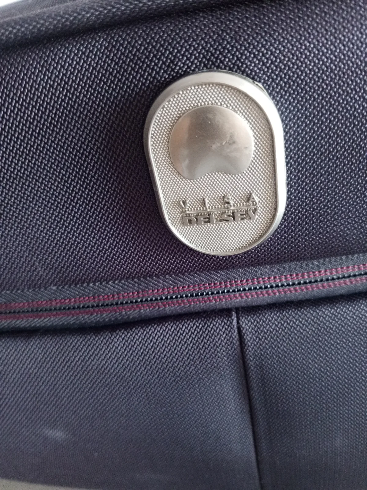Sac à roulettes marque delsey importe de france