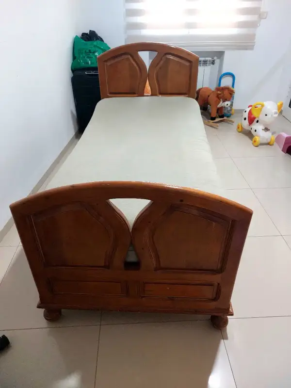 Lit 1 place avec matelas – Très bon état