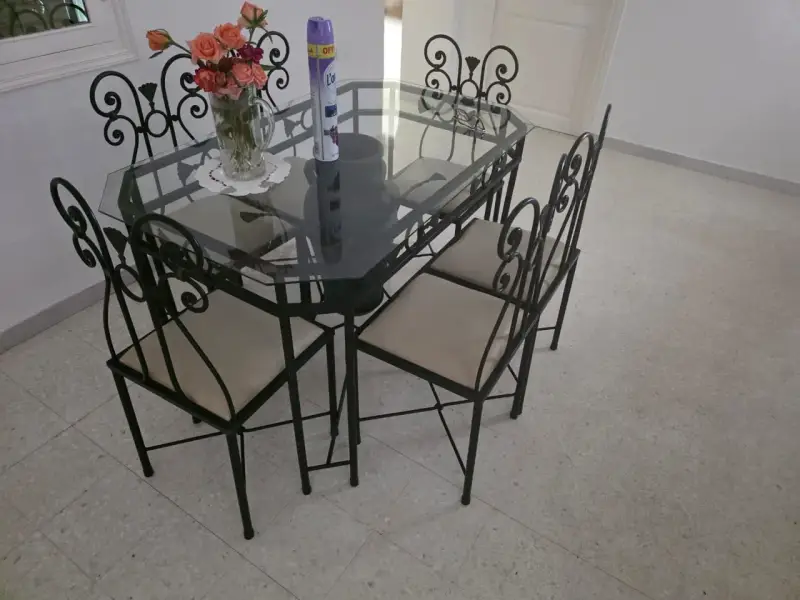 Salle à manger : Table en fer forgé avec plateau en verre + 6 chaises assorties