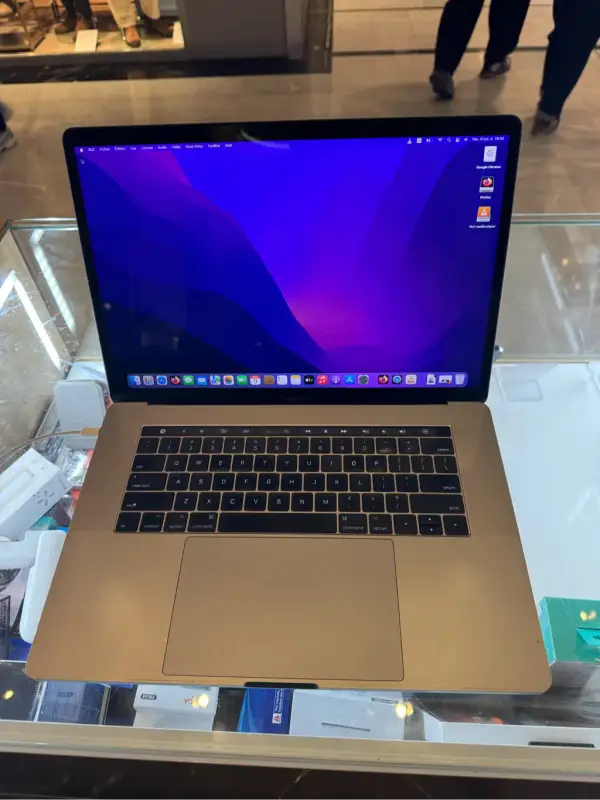 MacBook Pro gris, ordinateur portable