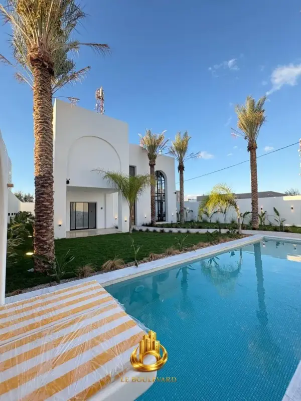 A Vendre Villa S+5 Haut Standing Avec Piscine à Besbessia, Hammamet Sud