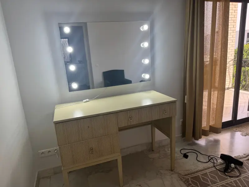 Coiffeuse et 2 commodes avec miroir et éclairage ( miroir offert)