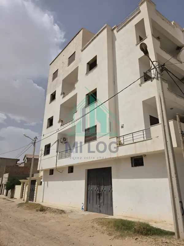 Immeuble de 4 étages à cité koudhat kasserine