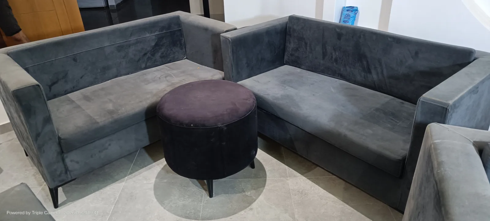 5 divans et 4 poufs presque neuf